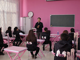 黄超，2015年畜牧兽医专业毕业，毕业后进入北京恩宠天地商贸有限公司，现担任公司下属北京恩宠天地美容师培训公司董事长，年薪10～12万元。