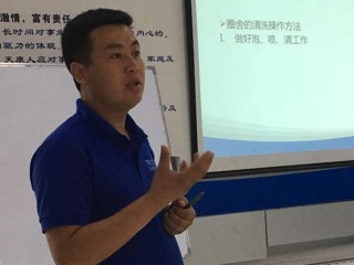 陈新荣,2013年动物营养与饲料专业毕业，先后担任新疆大北农牧业科技有限责任公司大区经理与新疆天康饲料有限公司销售主任，年薪20多万元。