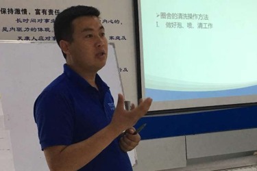 陈新荣,2013年动物营养与饲料专业毕业，先后担任新疆大北农牧业科技有限责任公司大区经理与新疆天康饲料有限公司销售主任，年薪20多万元。